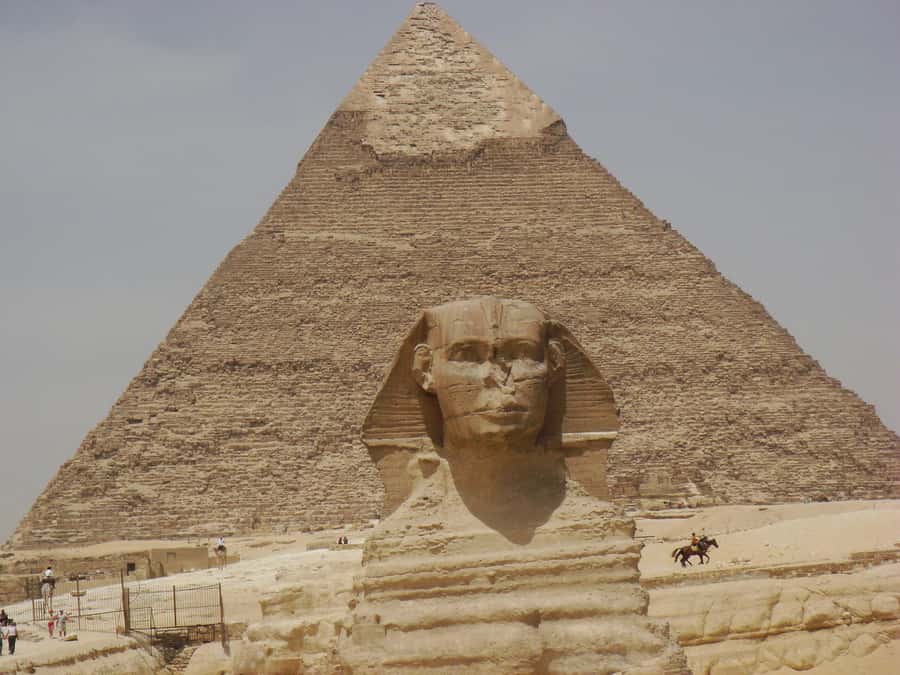 From Hurghada: Pyramids and Egyptian Museum Tour & Boat Ride - Tahrir Square and the Egyptian Museum: where your guide really earns the day