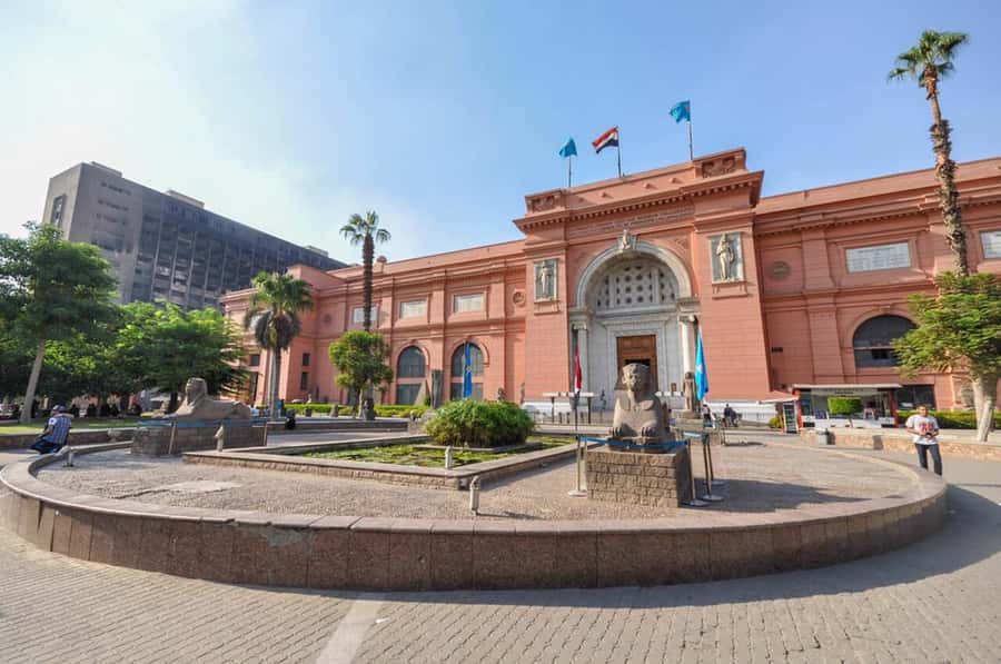 From Hurghada: Pyramids & Museum Small Group Tour by Van - Lunch at a Local Restaurant: Simple Food, Real Break
