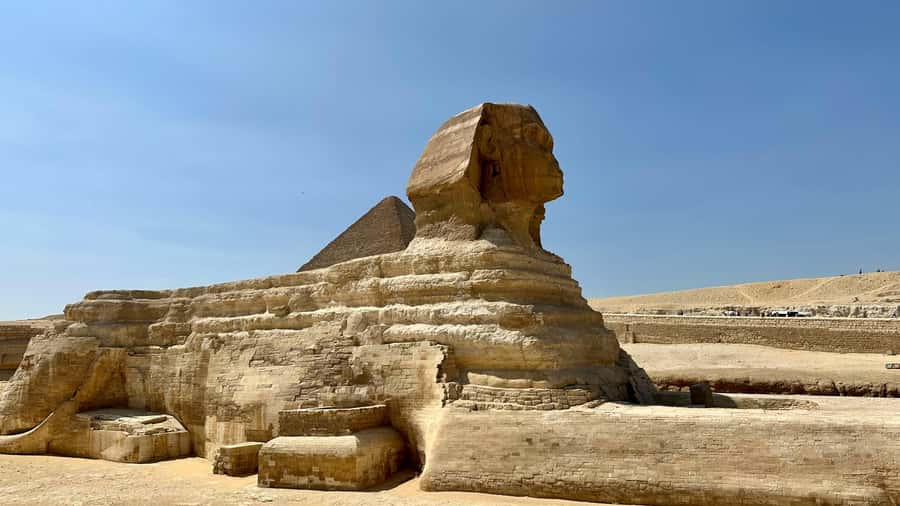 From Hurghada: Pyramids & Museum Small Group Tour by Van - Getting Oriented at Giza: Pyramids and Sphinx With an Egyptologist Guide
