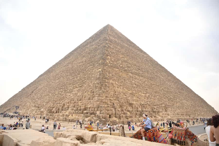 Hurghada Day Trip to Giza Pyramids, Sphinx, Museum and lunch - Valley Temple and the Flow of the Site