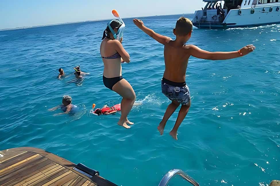 Hurghada: Dolphin Watching Boat Tour with Snorkeling & Lunch - Dolphin watching in the wild: what the crew is really doing