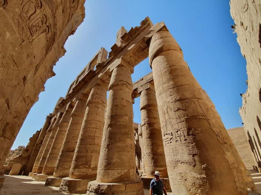 Hurghada: Luxor Highlights & King Tut Tomb Tour with Lunch - Lunch break in Luxor: fuel for the West Bank day