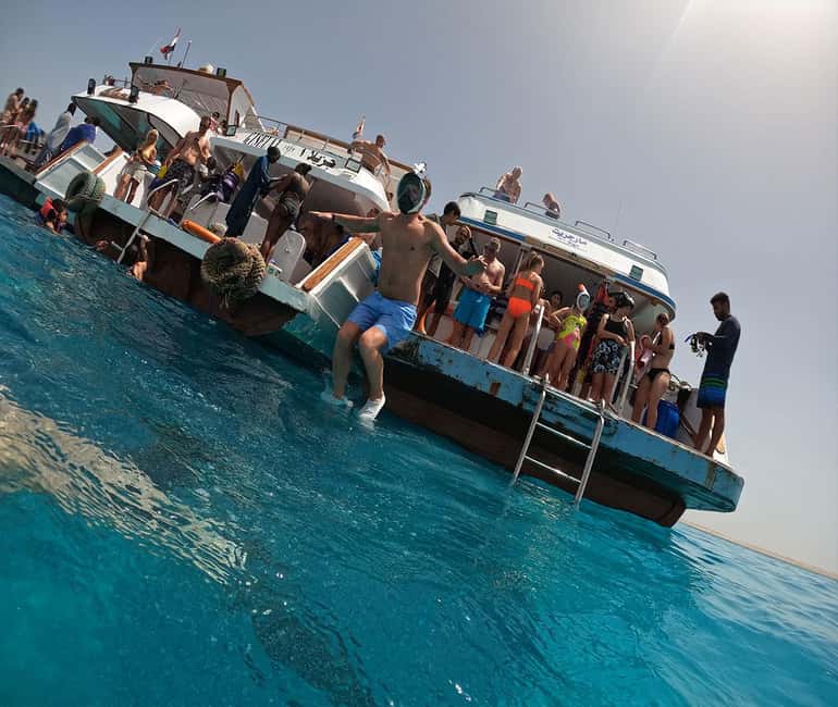 Hurghada or Makadi: Discover the Magic of Dolphin House - Lunch onboard and drinks all day: what you actually get