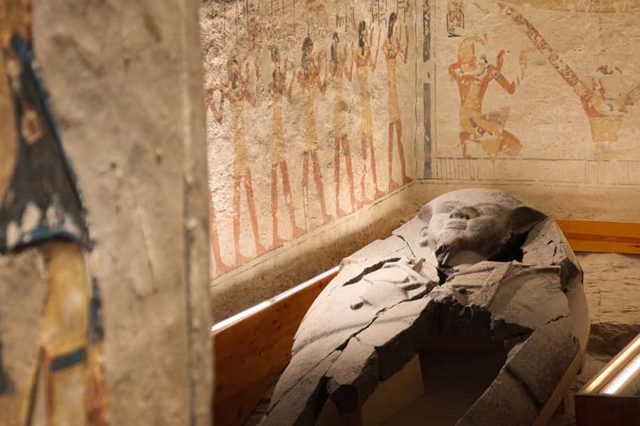 Luxor Day Trip from Hurghada Small Group & Tutankhamun Tomb - Colossi of Memnon: a quick photo stop with big presence