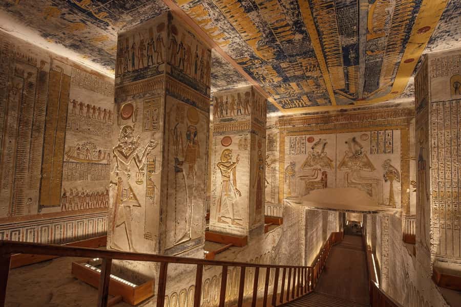 Luxor: Shared Full-Day Tour to Luxor West and East Banks - Karnak Temple: the Theban triad and the feeling of scale