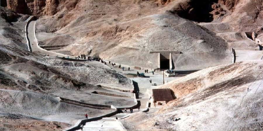 Luxor: Valley of the Kings and Queens Guided Tour with Lunch - Lunch in a local restaurant: what you should expect