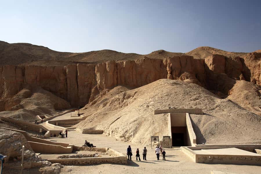 Makadi Bay: Luxor Highlights & King Tut Tomb Full-Day Tour - Colossi of Memnon: two statues, one powerful story