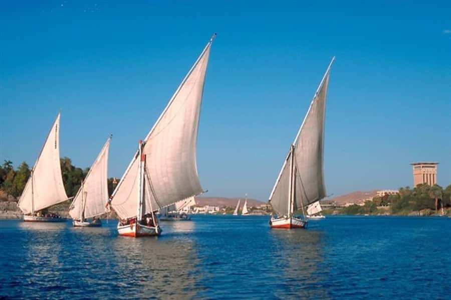 Makadi Bay: Luxor Highlights & King Tut Tomb Full-Day Tour - Karnak Temple and the Theban Triad: walking with Amun, Mut, and Khonsu